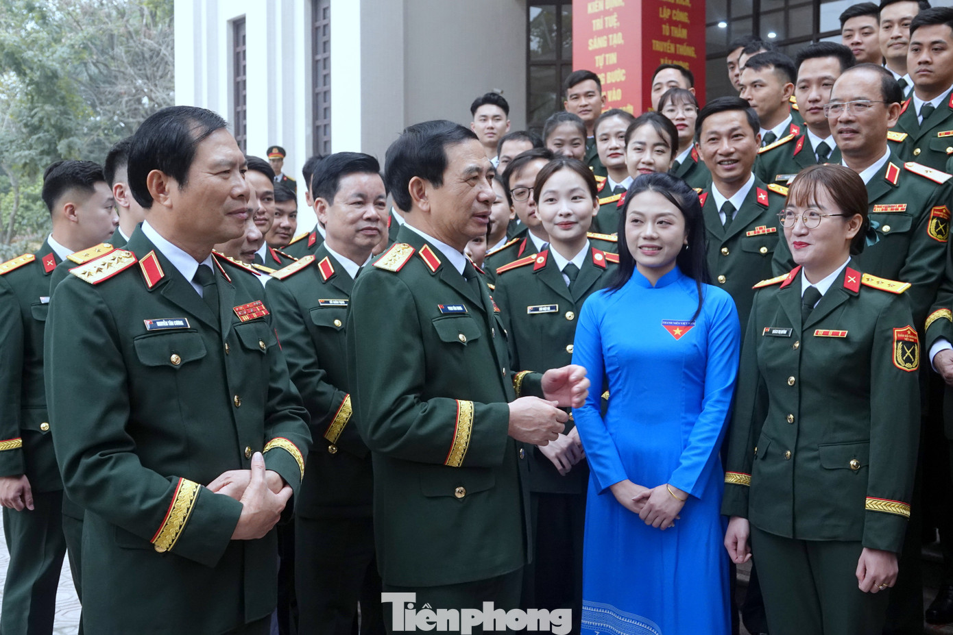 Lãnh đạo Quân ủy Trung ương - Bộ Quốc phòng và Trung ương Đoàn trò chuyện với các đại biểu về dự chương trình tuyên dương. Ảnh: Nguyễn Minh Lãnh đạo Quân ủy Trung ương - Bộ Quốc phòng và Trung ương Đoàn trò chuyện với các đại biểu về dự chương trình tuyên dương. Ảnh: Nguyễn Minh