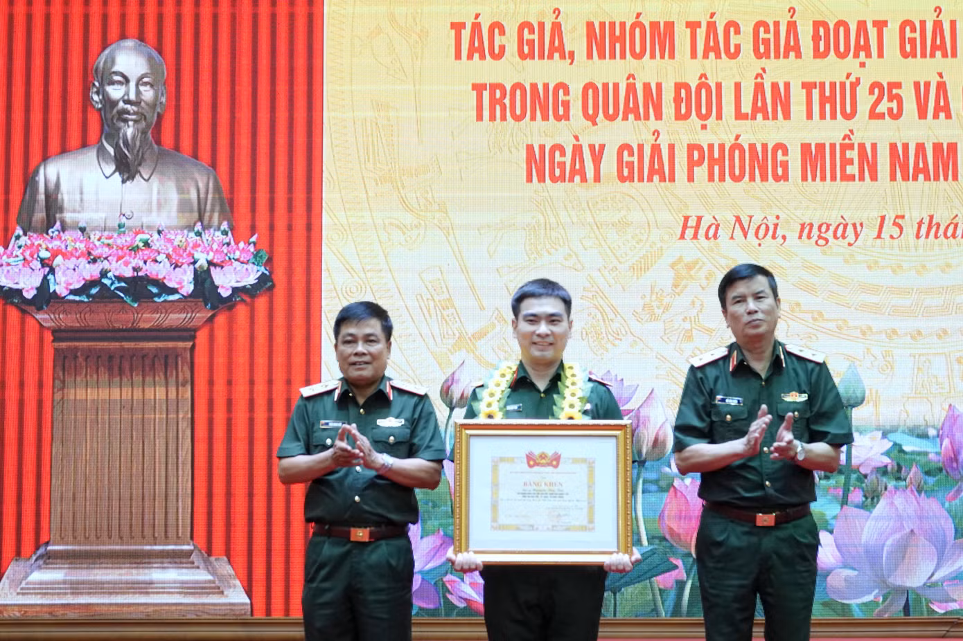 Trung tướng Trần Minh Đức - Chủ nhiệm Tổng cục HC-KT và Trung tướng Đỗ Văn Thiện - Chính ủy Tổng cục HC-KT, trao thưởng cho cán bộ, đoàn viên có thành tích xuất sắc trong tham gia khắc phục hậu quả động đất tại Myanmar, đoạt giải Giải thưởng TTST trong Quân đội lần thứ 25 và Cuộc thi tìm hiểu 50 năm Ngày giải phóng miền Nam, thống nhất đất nước.