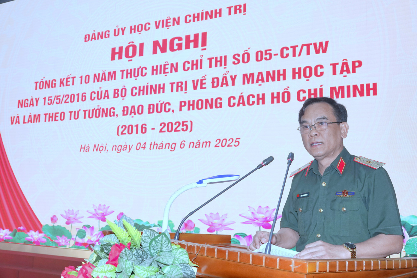 Thiếu tướng Nguyễn Bá Hùng phát biểu tại hội nghị. Thiếu tướng Nguyễn Bá Hùng phát biểu tại hội nghị.