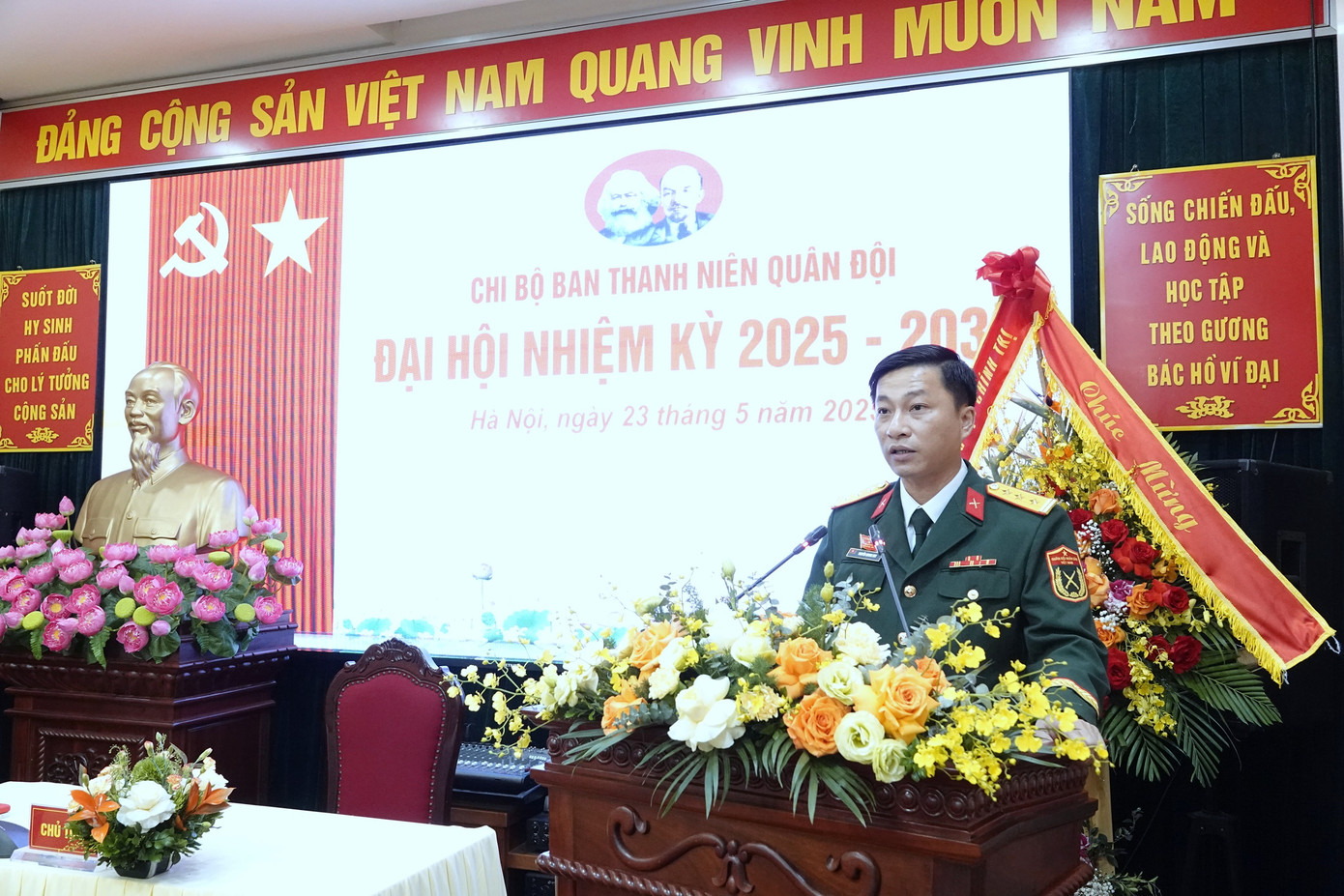 Thượng tá Nguyễn Quang Huy - Bí thư Chi bộ, Trưởng Ban Thanh niên Quân đội, trình bày dự thảo báo cáo chính trị tại đại hội.