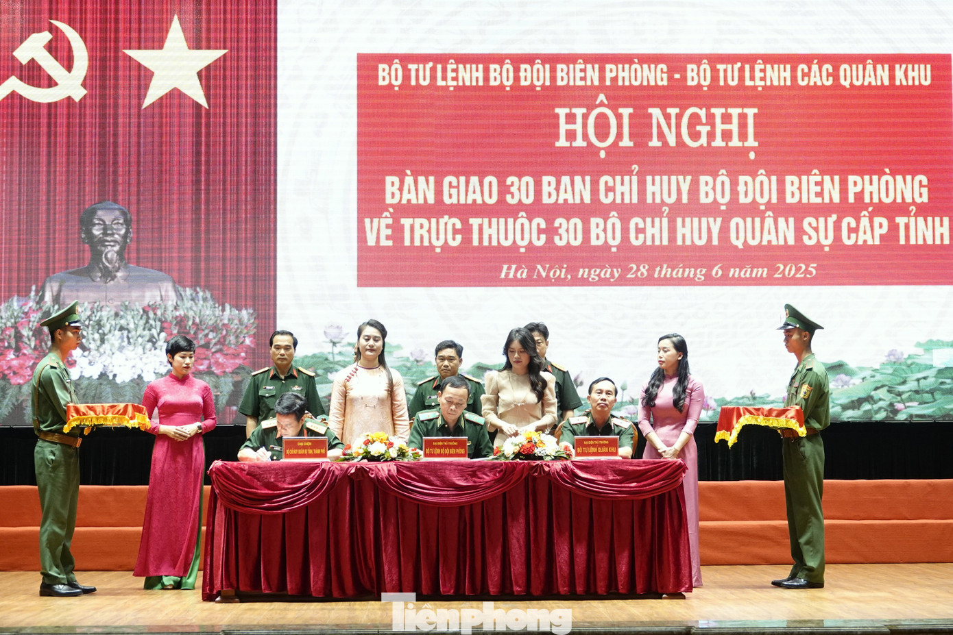 Lãnh đạo Bộ Tư lệnh Bộ đội Biên phòng, các Quân khu và Bộ Chỉ huy quân sự cấp tỉnh ký biên bản bàn giao, sáng 28/6/2025.