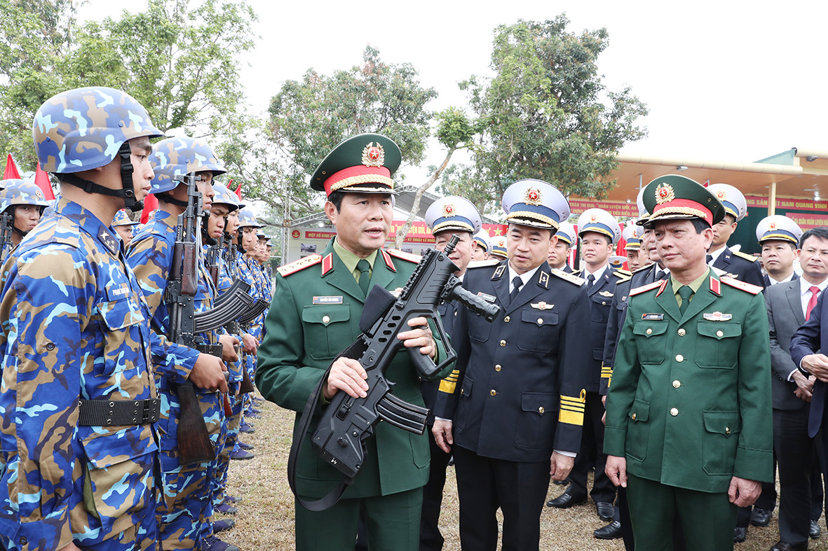 Đại tướng Nguyễn Tân Cương kiểm tra công tác huấn luyện tại Lữ đoàn 147.