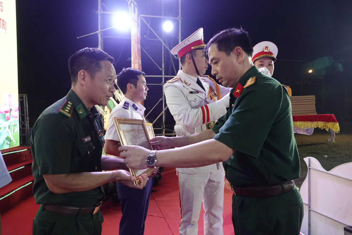 Ban tổ chức chương trình trao thưởng các tác giả, nhóm tác giả đoạt giải B và giải C.