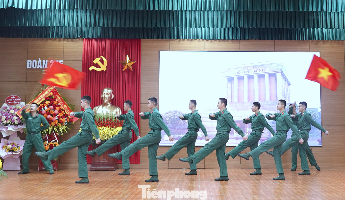 Đoàn viên thanh niên Đoàn 275 biểu diễn văn nghệ tại lễ kỷ niệm.