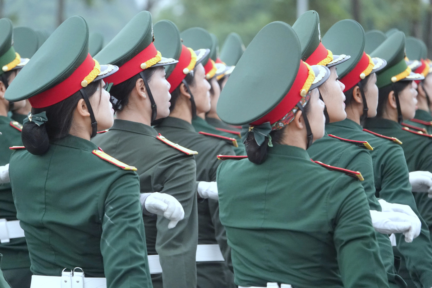 Khối nữ sĩ quan Quân y trong nhịp bước diễu binh tại TB4.