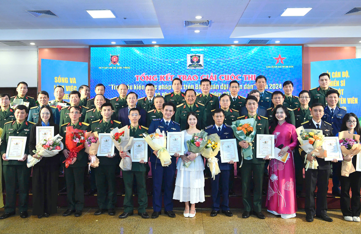 Tham dự chương trình có lãnh đạo, đại biểu Bộ Quốc phòng, Tổng cục Chính trị QĐND Việt Nam, Bộ Tư pháp, các cơ quan, đơn vị trong và ngoài Quân đội cùng các tác giả đoạt giải cuộc thi năm 2024.