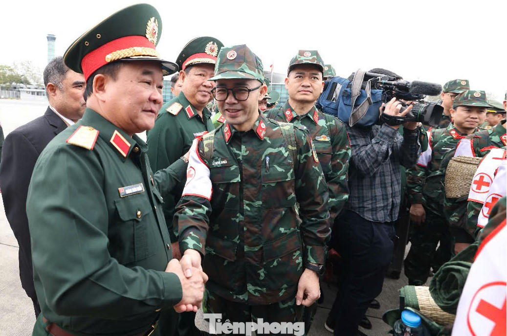 Lễ tiễn Đoàn QĐND Việt Nam tới Myanmar làm nhiệm vụ diễn ra vào chiều 30/3 tại Cảng hàng không quốc tế Nội Bài dưới sự chủ trì của Thượng tướng Hoàng Xuân Chiến - Ủy viên Trung ương Đảng, Ủy viên Thường vụ Quân ủy Trung ương, Thứ trưởng Bộ Quốc phòng.