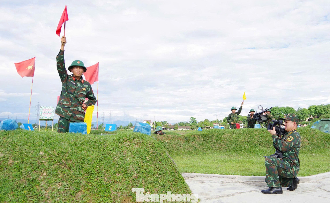 Thượng úy quân nhân chuyên nghiệp Nguyễn Văn Duy đang tác nghiệp tại một trận địa phòng không của Sư đoàn 324. Thượng úy quân nhân chuyên nghiệp Nguyễn Văn Duy đang tác nghiệp tại một trận địa phòng không của Sư đoàn 324.
