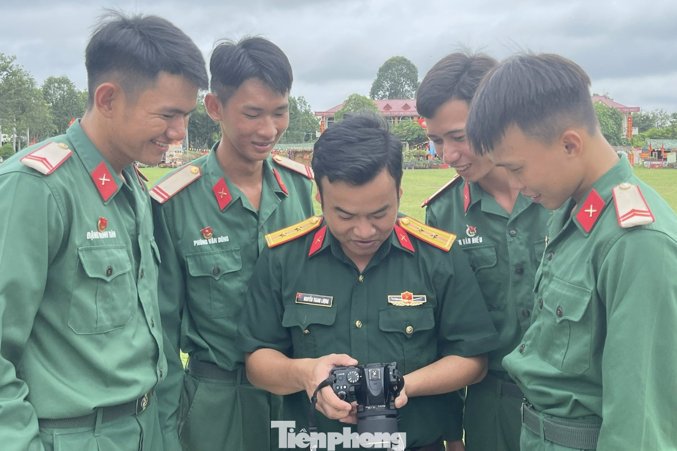 Những hình ảnh, thước phim chân thực của Trung úy quân nhân chuyên nghiệp Nguyễn Thành Lượng luôn được cánh lính trẻ ở Sư đoàn 5 yêu thích. Những hình ảnh, thước phim chân thực của Trung úy quân nhân chuyên nghiệp Nguyễn Thành Lượng luôn được cánh lính trẻ ở Sư đoàn 5 yêu thích.