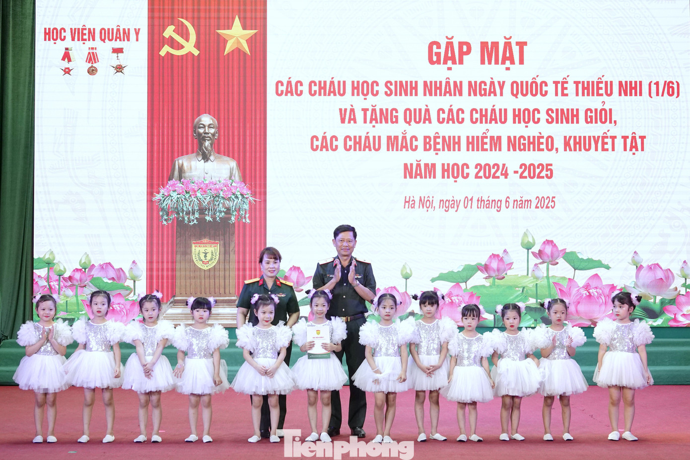 Thiếu tướng Nguyễn Văn Nam trao quà tặng học sinh trường mầm non Hoa Phượng Đỏ (Học viện Quân y). Thiếu tướng Nguyễn Văn Nam trao quà tặng học sinh trường mầm non Hoa Phượng Đỏ (Học viện Quân y).