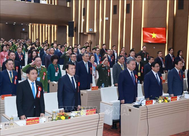 Tổng Bí thư Tô Lâm, Thủ tướng Phạm Minh Chính và các đại biểu thực hiện nghi thức chào cờ. Ảnh: Thống Nhất/TTXVN
