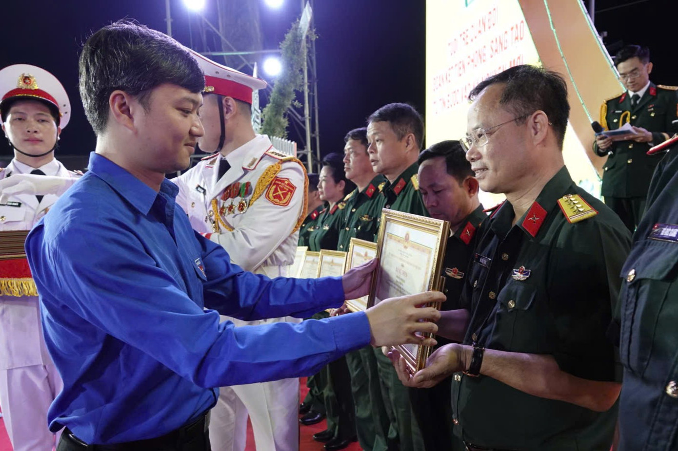 Anh Nguyễn Minh Triết - Bí thư Trung ương Đoàn, Chủ tịch Hội Sinh viên Việt Nam, trao thưởng 35 tập thể có thành tích xuất sắc trong tổ chức và tham gia cuộc thi.