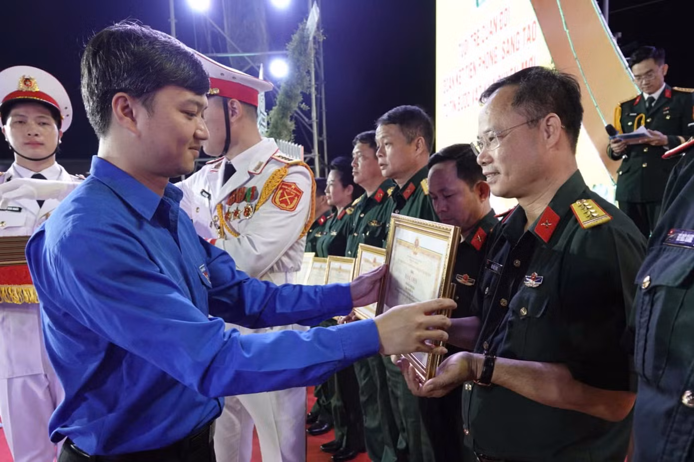 Anh Nguyễn Minh Triết - Bí thư Trung ương Đoàn, Chủ tịch Hội Sinh viên Việt Nam, trao thưởng 35 tập thể có thành tích xuất sắc trong tổ chức và tham gia cuộc thi.
