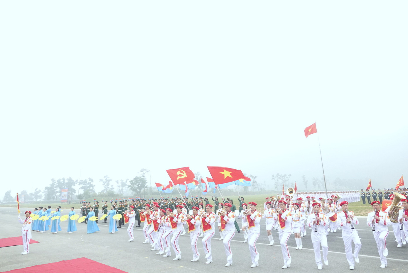 Đoàn Nghi lễ Quân đội biểu diễn xếp hình nghệ thuật trong tiết mục mở màn buổi hợp luyện tại TB4. Đoàn Nghi lễ Quân đội biểu diễn xếp hình nghệ thuật trong tiết mục mở màn buổi hợp luyện tại TB4.