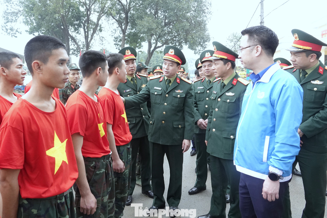 Lãnh đạo Trung ương Đoàn, Quân đoàn 12 và Ban Thanh niên Quân đội trò chuyện với chiến sĩ Trung đoàn 209, sáng 3/3.
