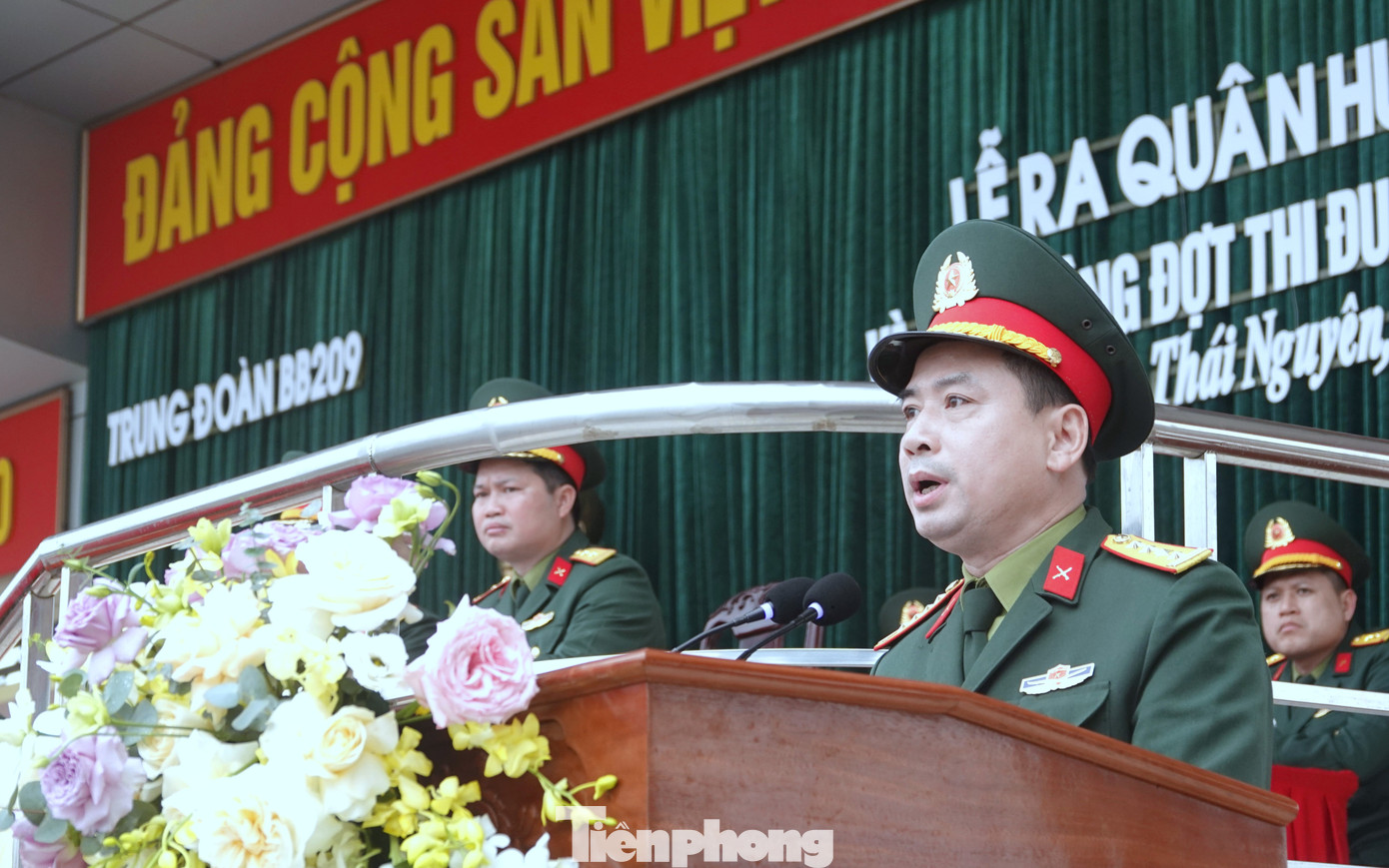 Đại tá Trần Đại Thắng - Bí thư Đảng ủy, Chính ủy Quân đoàn 12, phát biểu tại chương trình.