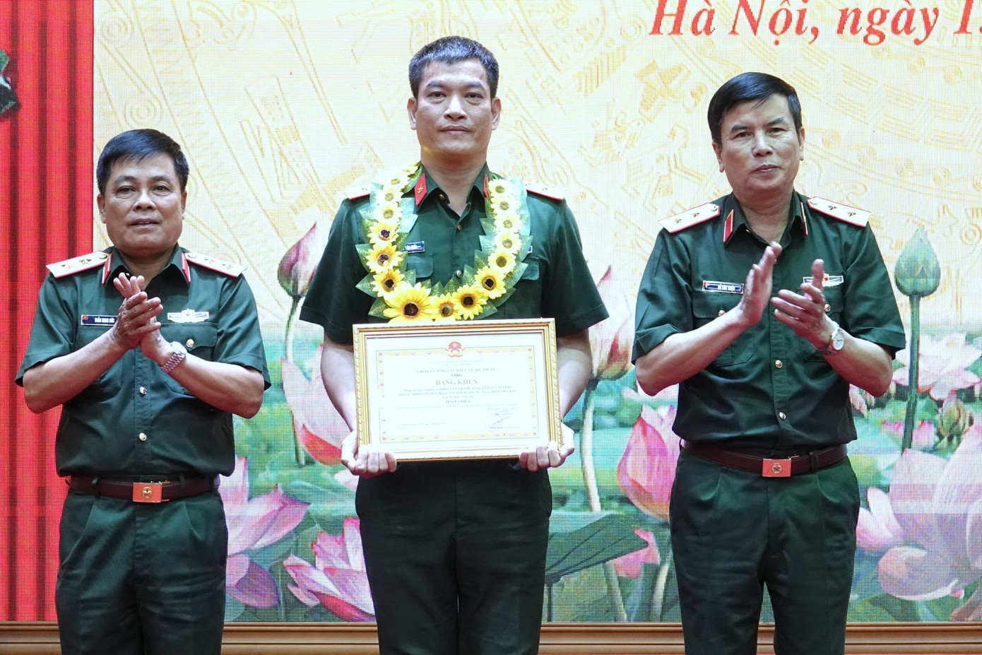 Trung tướng Trần Minh Đức - Chủ nhiệm Tổng cục HC-KT và Trung tướng Đỗ Văn Thiện - Chính ủy Tổng cục HC-KT, trao thưởng cho cán bộ, đoàn viên có thành tích xuất sắc trong tham gia khắc phục hậu quả động đất tại Myanmar, đoạt giải Giải thưởng TTST trong Quân đội lần thứ 25 và Cuộc thi tìm hiểu 50 năm Ngày giải phóng miền Nam, thống nhất đất nước.