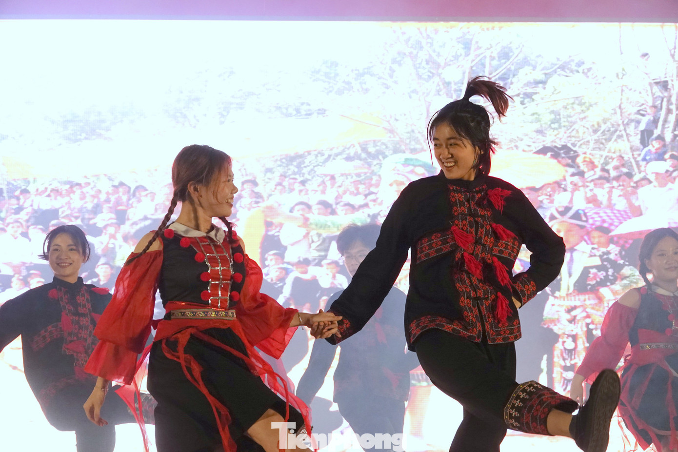 Nhiều tiết mục nghệ thuật đặc sắc và trẻ trung, sôi nổi đã được đoàn viên thanh niên nhà trường và đơn vị kết nghĩa biểu diễn tại chương trình.