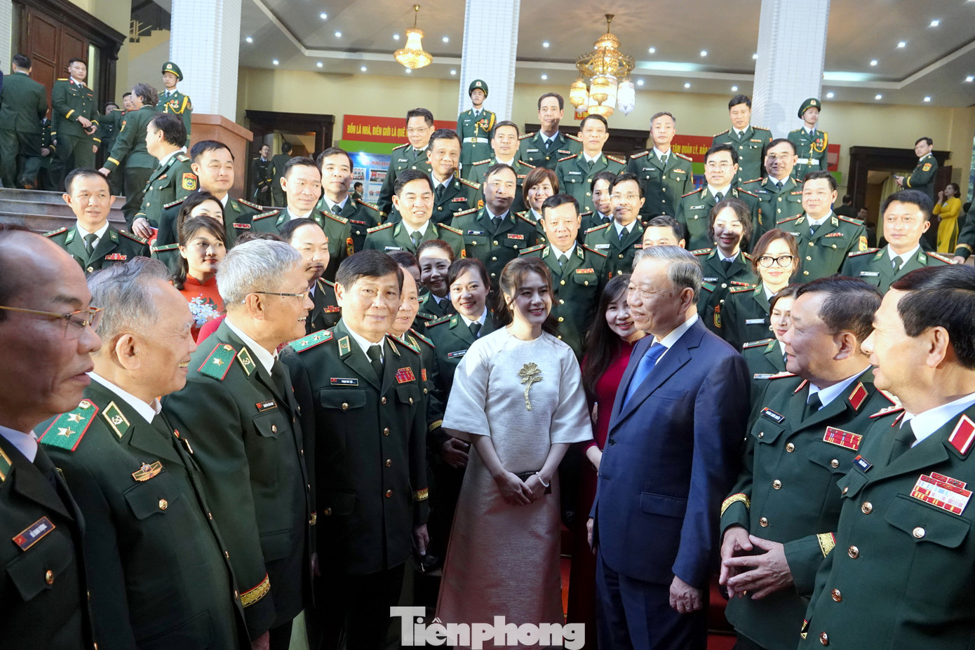 Tổng Bí thư Tô Lâm trò chuyện với các đại biểu tham dự chương trình tại Bộ Tư lệnh BĐBP, chiều 22/1.