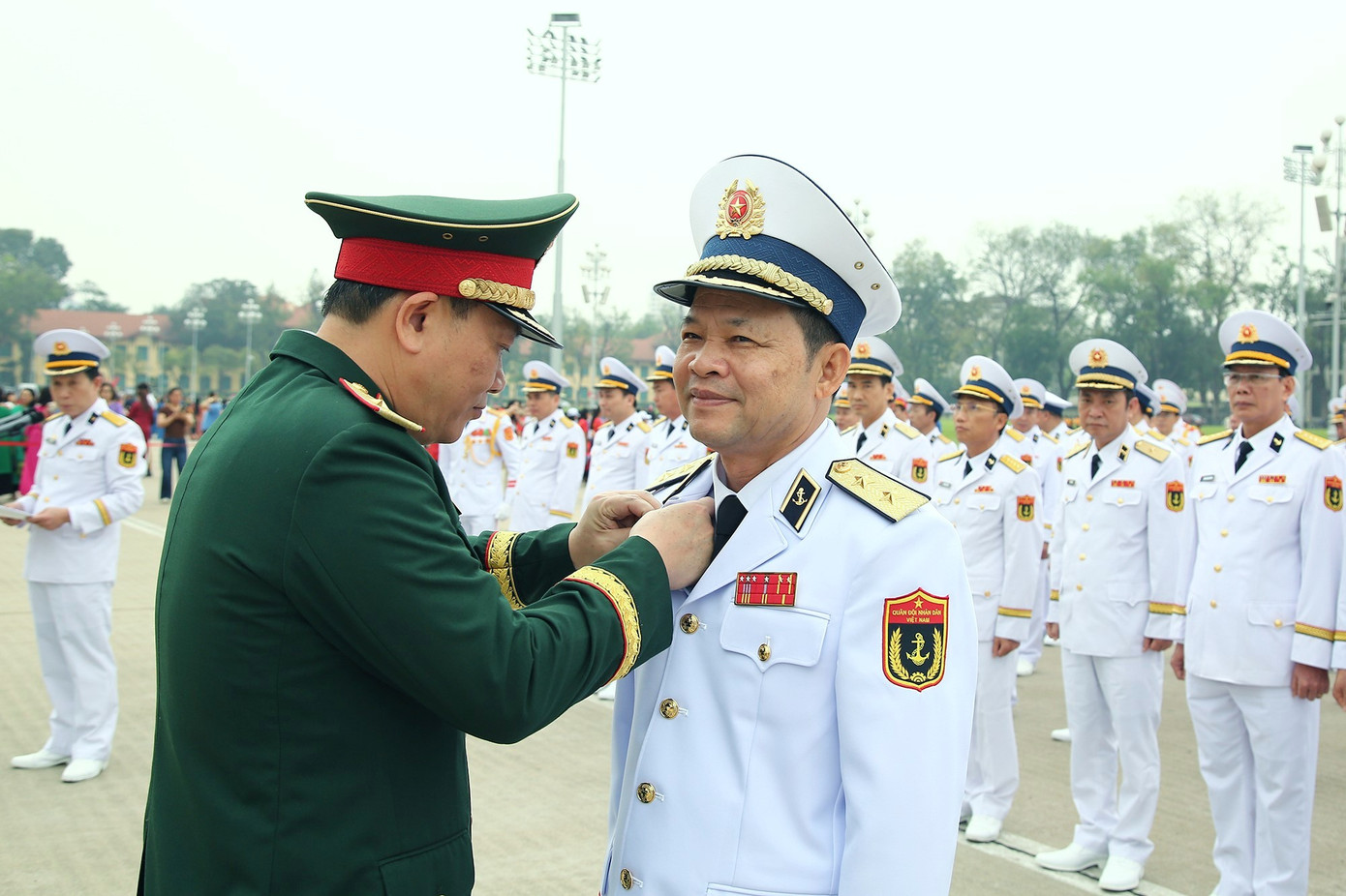 Thiếu tướng Phạm Hải Trung – Tư lệnh Bộ Tư lệnh Bảo vệ Lăng Chủ tịch Hồ Chí Minh, gắn Huy hiệu Bác Hồ tặng Trung tướng Nguyễn Văn Bổng. Thiếu tướng Phạm Hải Trung – Tư lệnh Bộ Tư lệnh Bảo vệ Lăng Chủ tịch Hồ Chí Minh, gắn Huy hiệu Bác Hồ tặng Trung tướng Nguyễn Văn Bổng.
