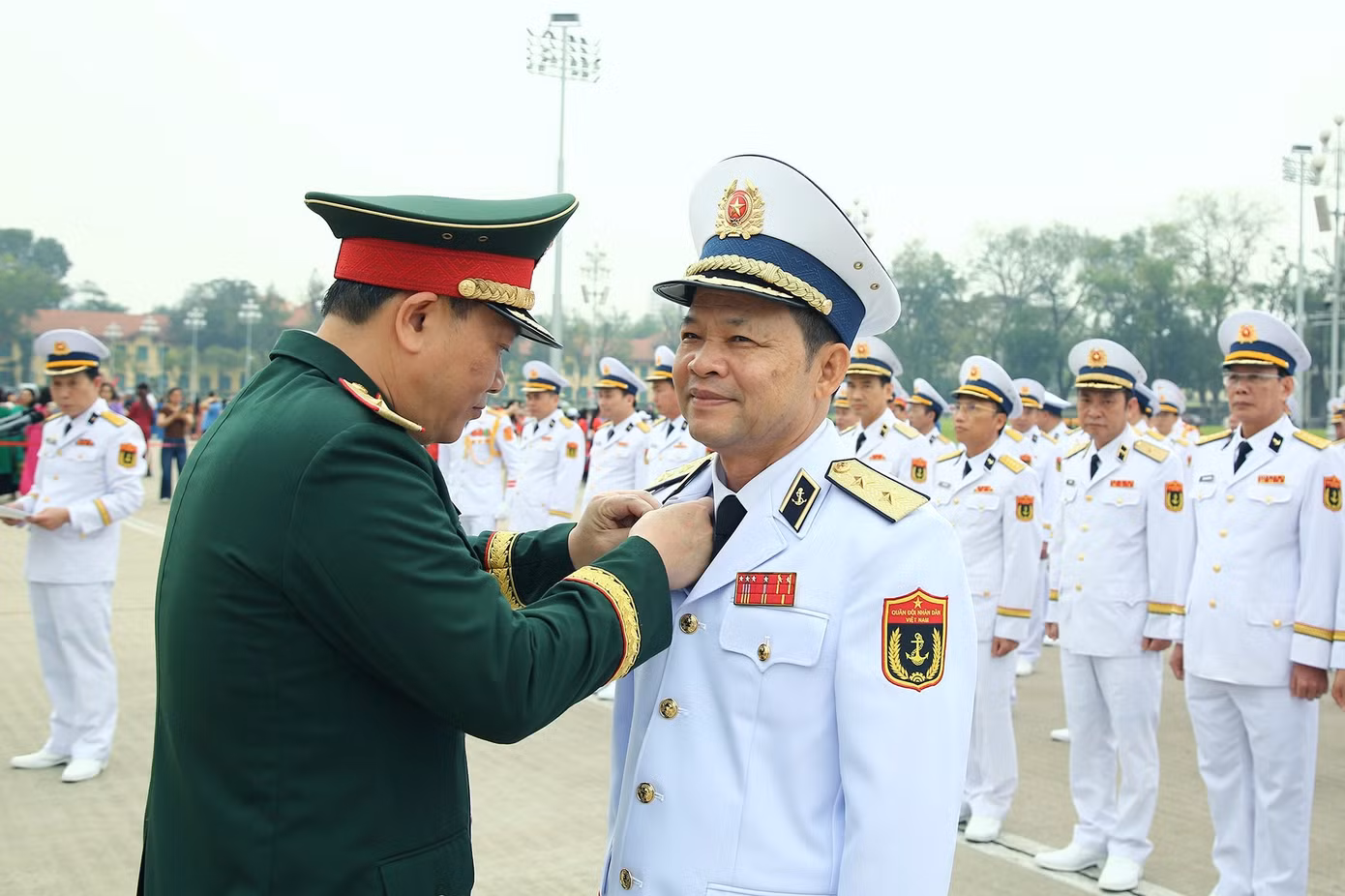 Thiếu tướng Phạm Hải Trung – Tư lệnh Bộ Tư lệnh Bảo vệ Lăng Chủ tịch Hồ Chí Minh, gắn Huy hiệu Bác Hồ tặng Trung tướng Nguyễn Văn Bổng.