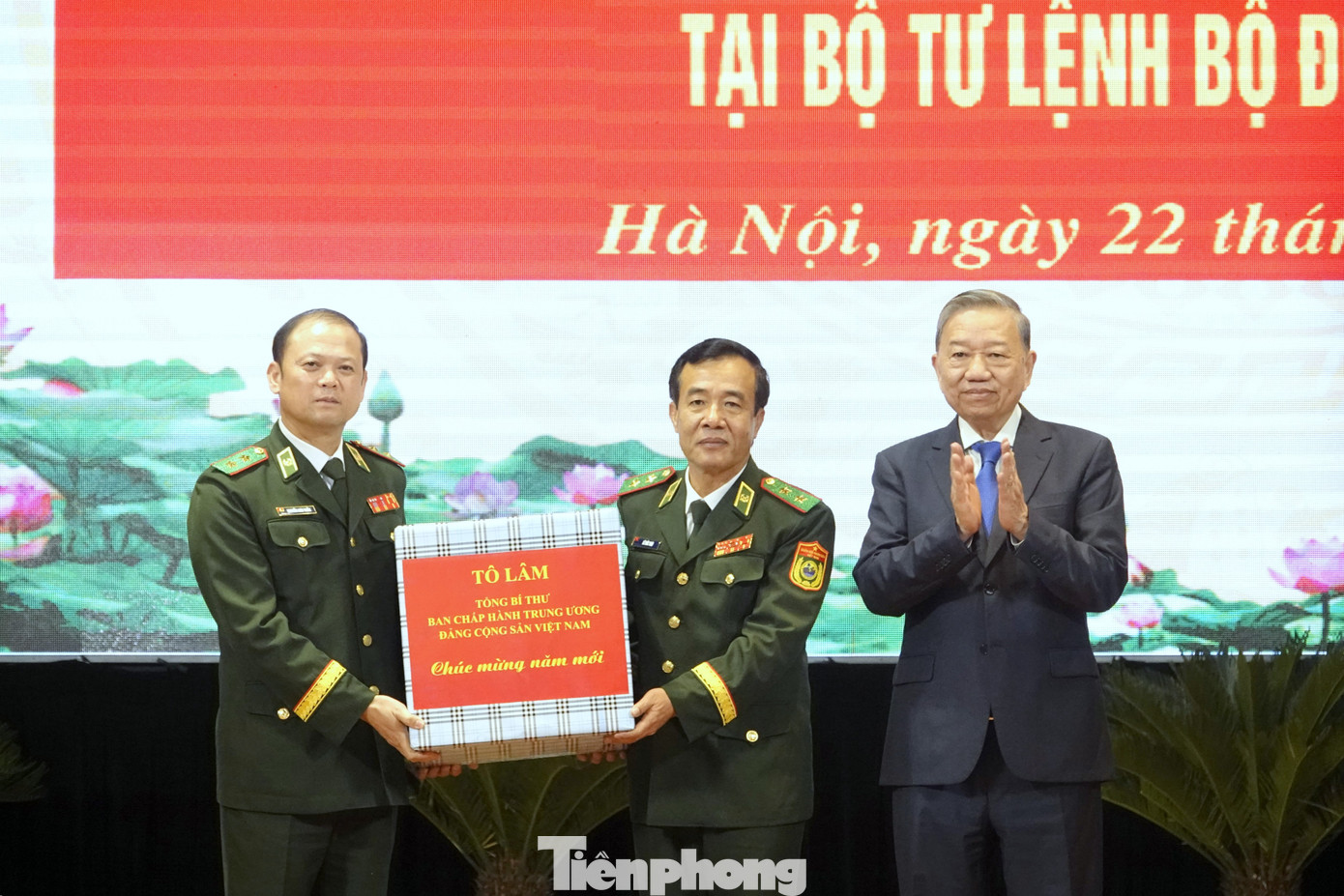 Tổng Bí thư Tô Lâm trao quà Tết tặng cán bộ, chiến sĩ BĐBP.