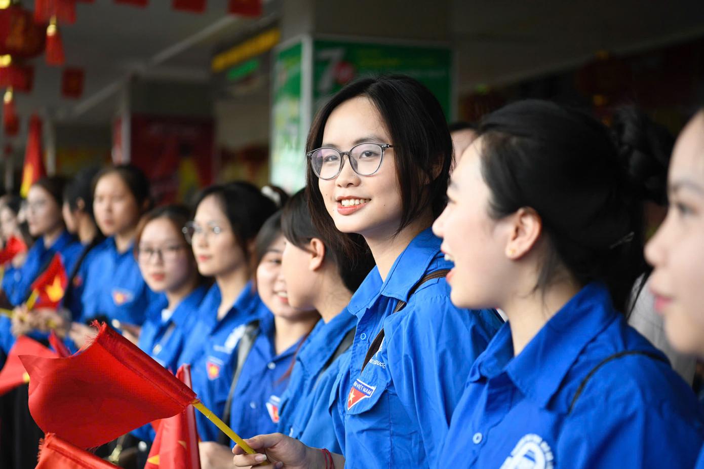 Đông đảo sinh viên Thủ đô đã tới ga Hà Nội chào đón các quân nhân.