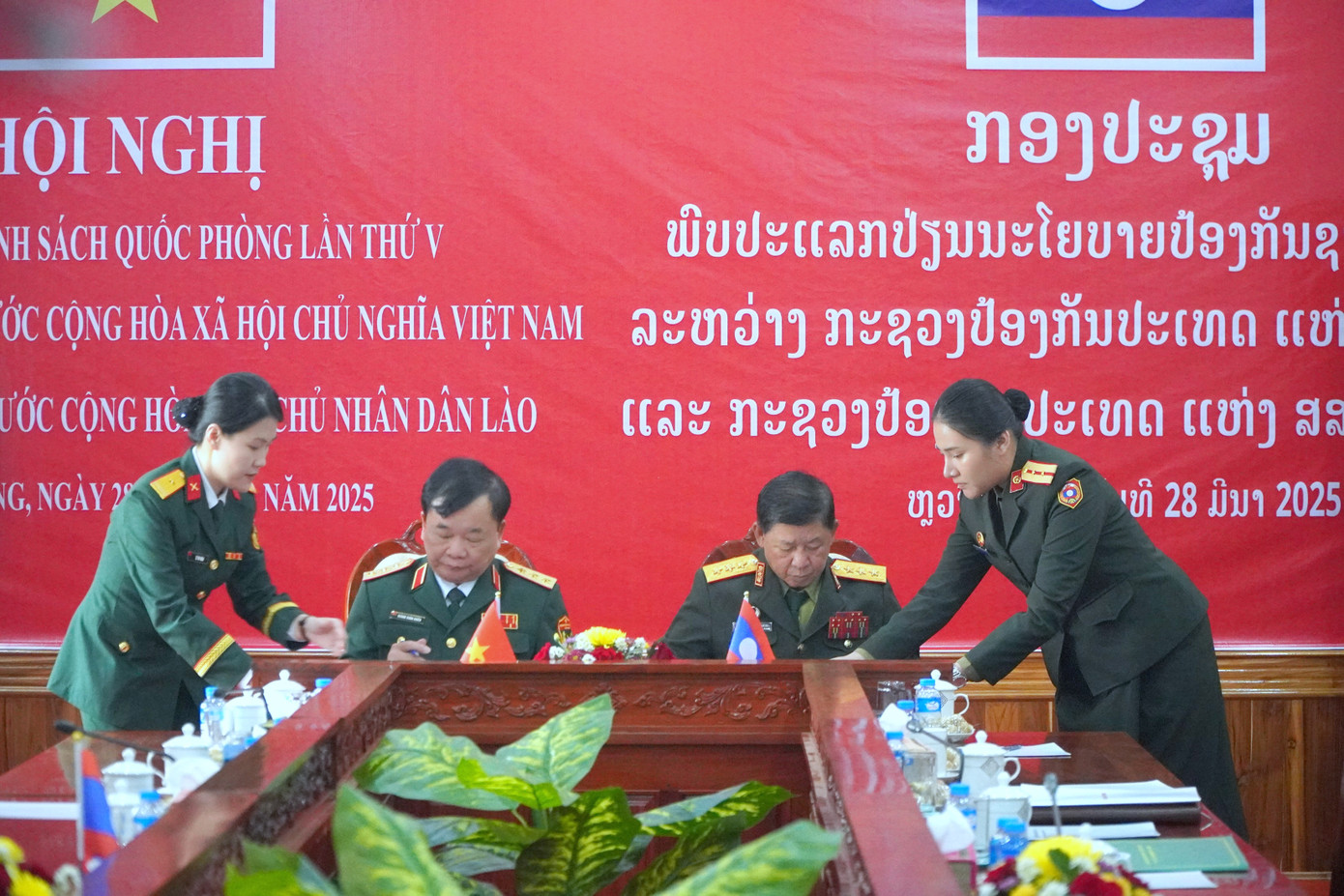 Lãnh đạo Bộ Quốc phòng hai nước ký biên bản Đối thoại Chính sách Quốc phòng Việt Nam - Lào lần thứ 5.