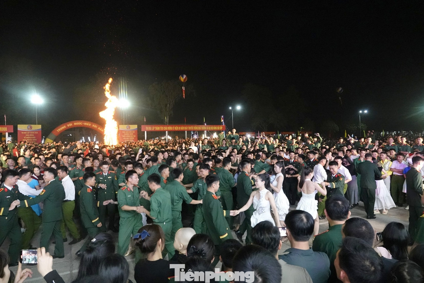 Lãnh đạo, chỉ huy các cơ quan, đơn vị và đông đảo đoàn viên thanh niên đã "cháy hết mình" trong chương trình lửa trại.