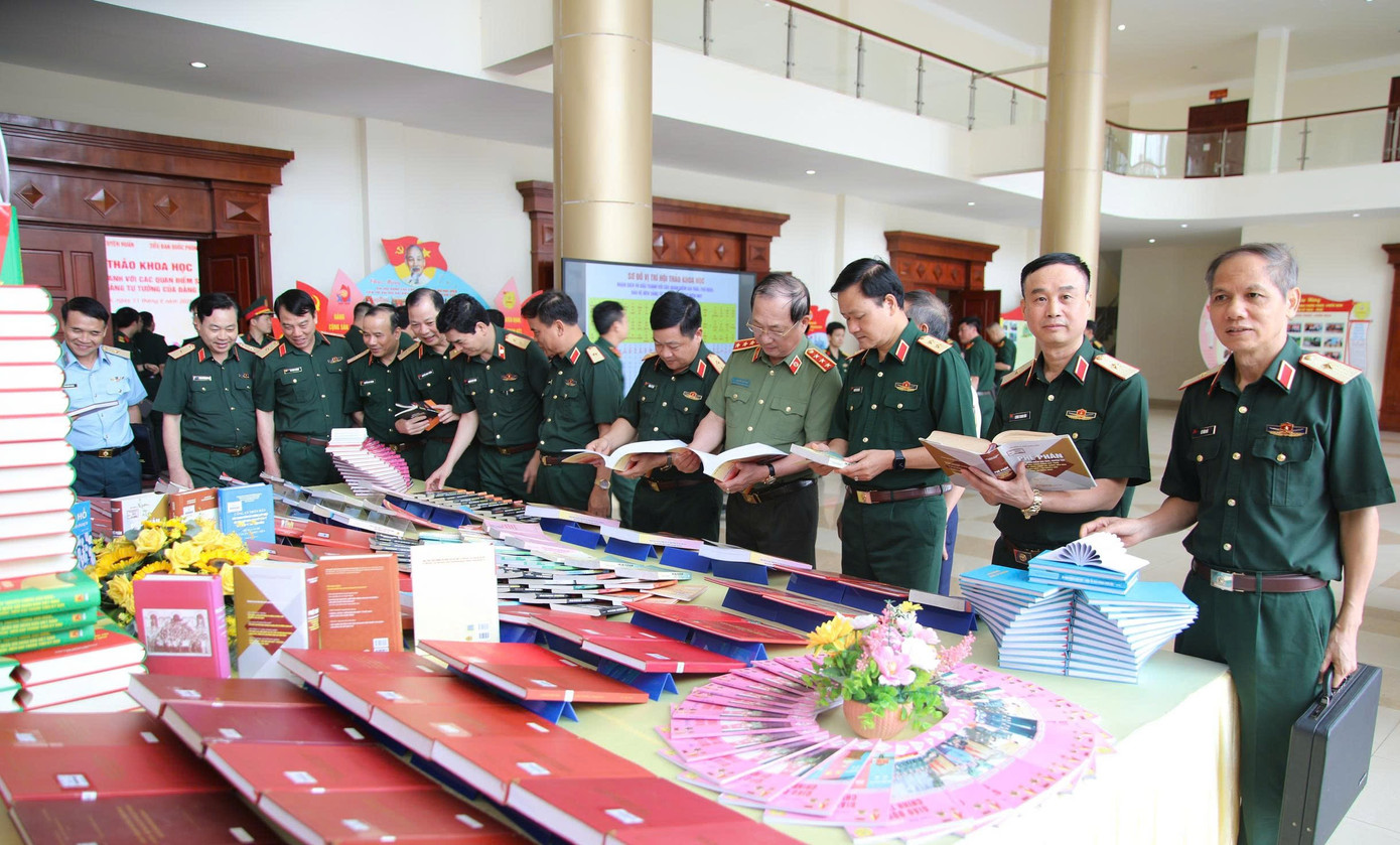 Các đại biểu về dự hội thảo được tổ chức tại Học viện Chính trị (Bộ Quốc phòng).