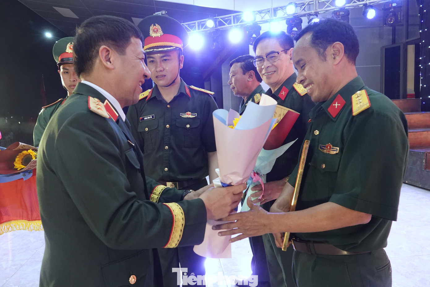 Lãnh đạo Trường Sĩ quan Lục quân 1 trao thưởng các tập thể, cá nhân đoạt giải trong các hội thi, cuộc thi hướng tới chào mừng 80 năm ngày truyền thống nhà trường (15/4/1945 - 15/4/2025).