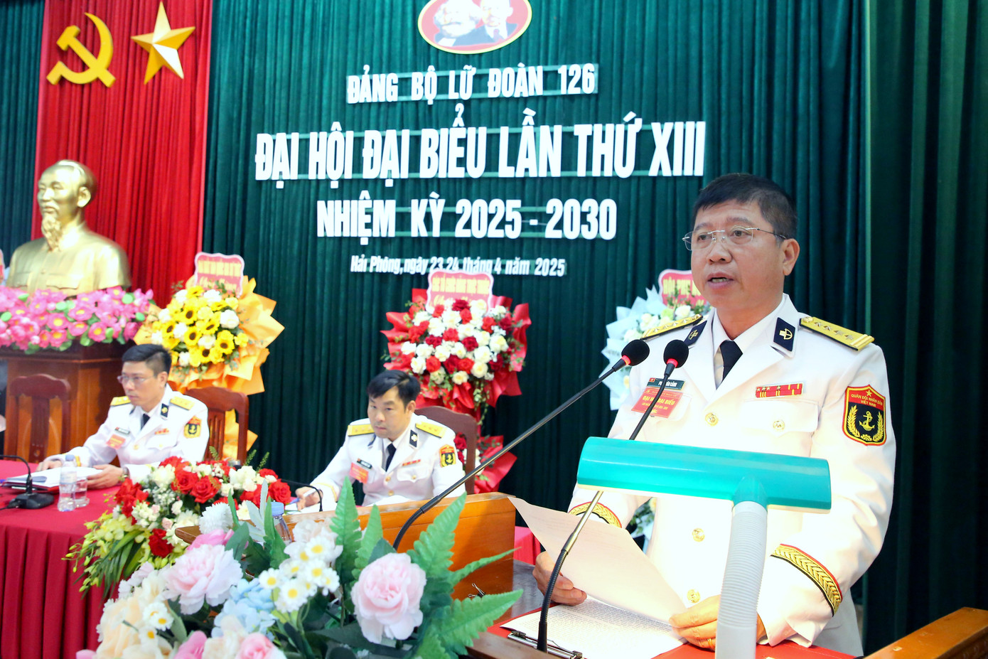 Chỉ huy Lữ đoàn 126 phát biểu tại đại hội.