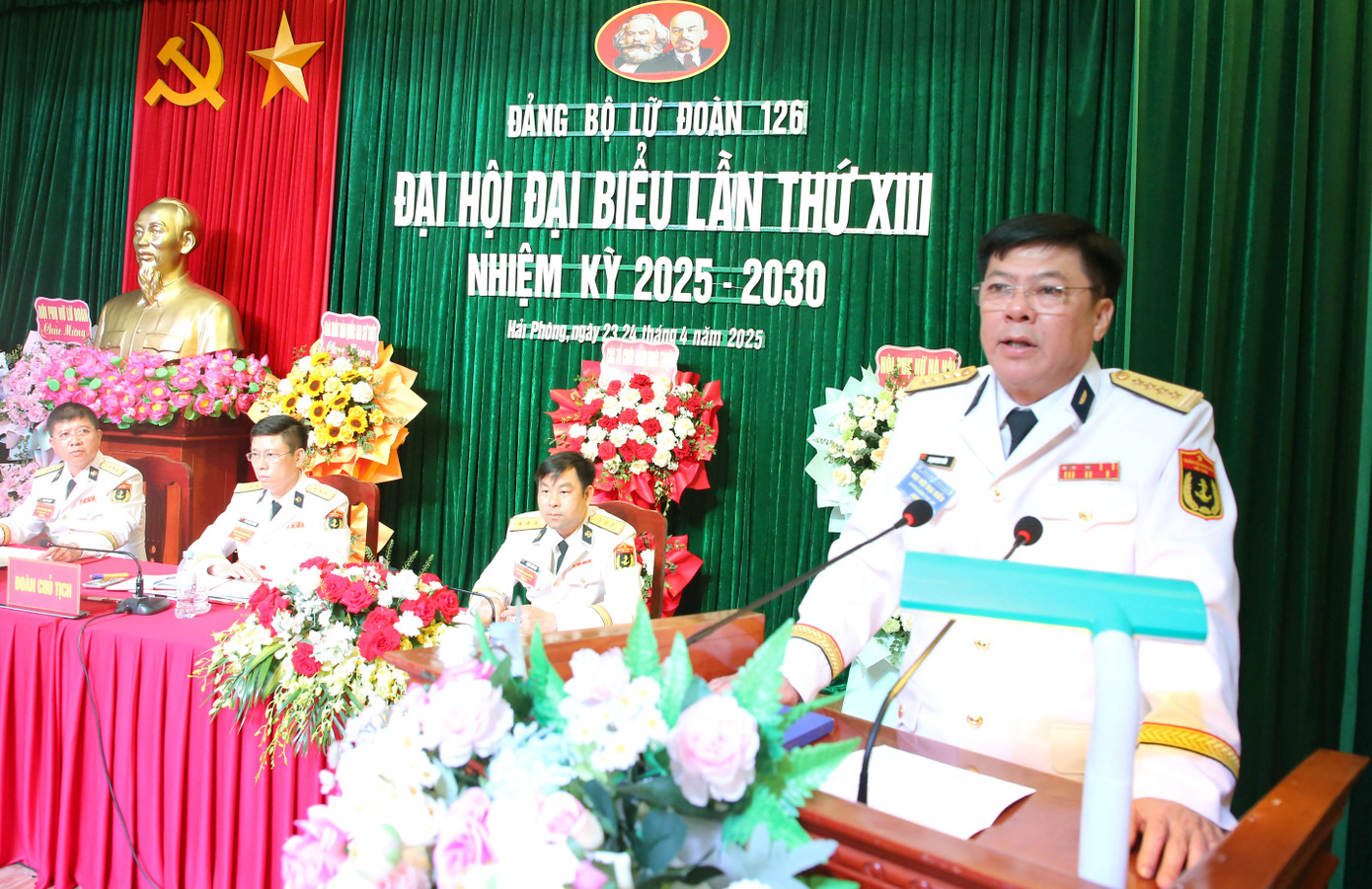 Đại tá Phạm Minh Tuấn phát biểu chỉ đạo đại hội.