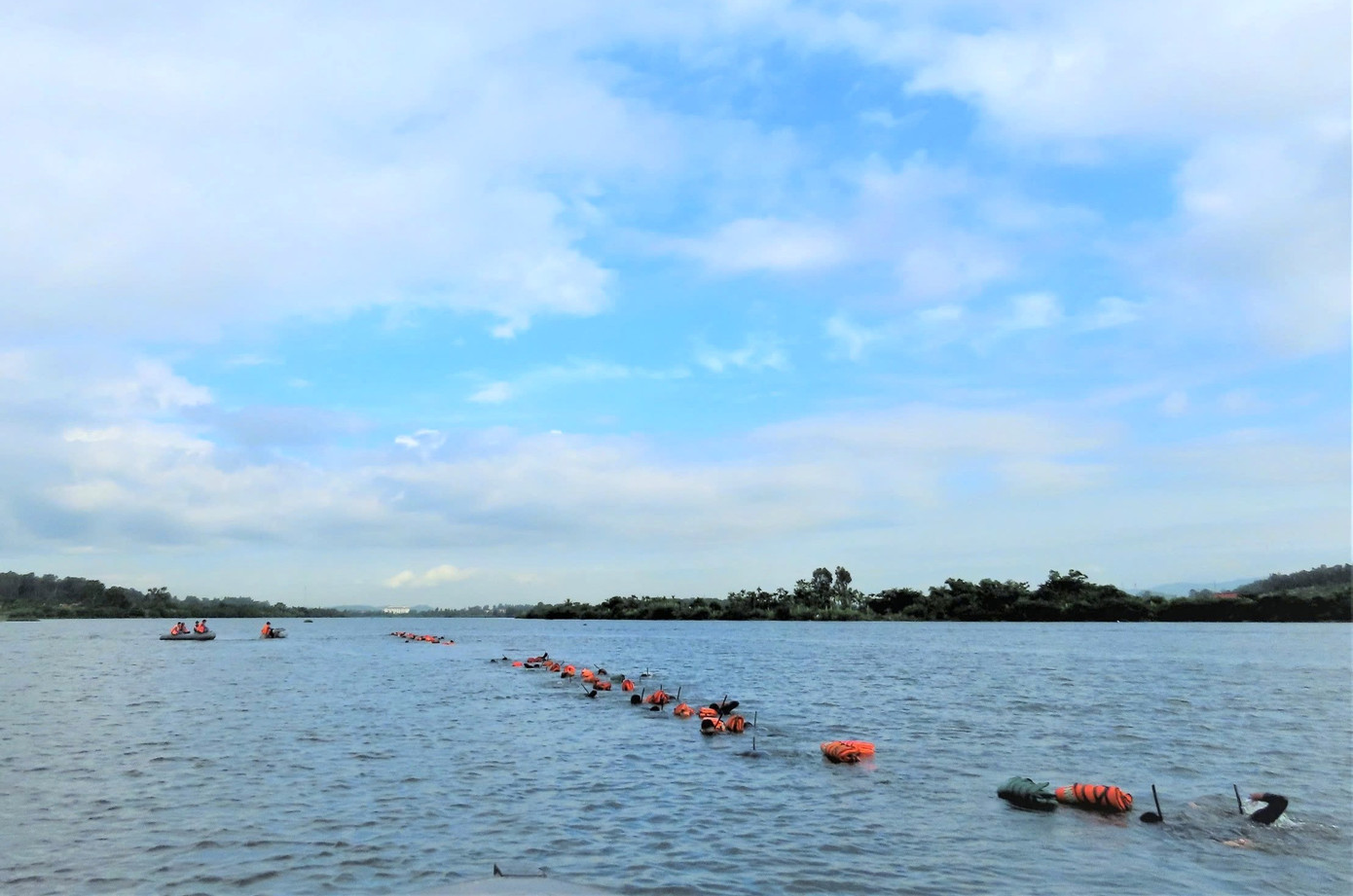 Chiến đấu viên Lữ đoàn 126 huấn luyện sẵn sàng chiến đấu trên sông, biển.