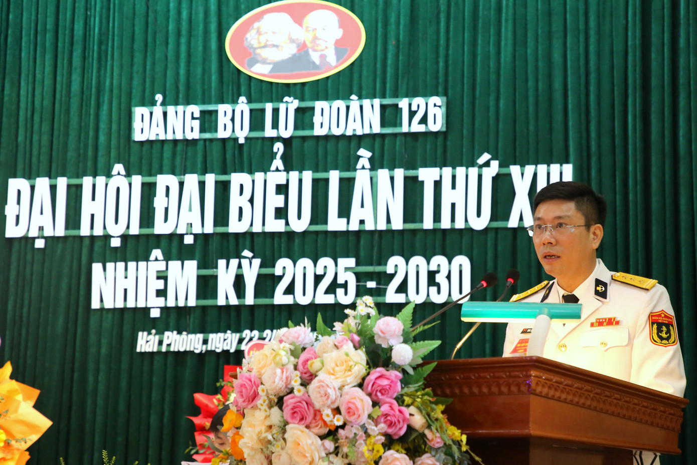 Chỉ huy Lữ đoàn 126 phát biểu tại đại hội.