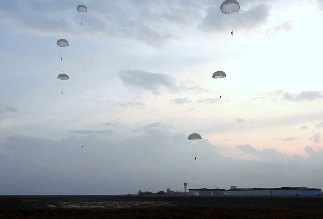 Chiến đấu viên Lữ đoàn 126 luyện tập nhảy dù đánh chiếm mục tiêu.