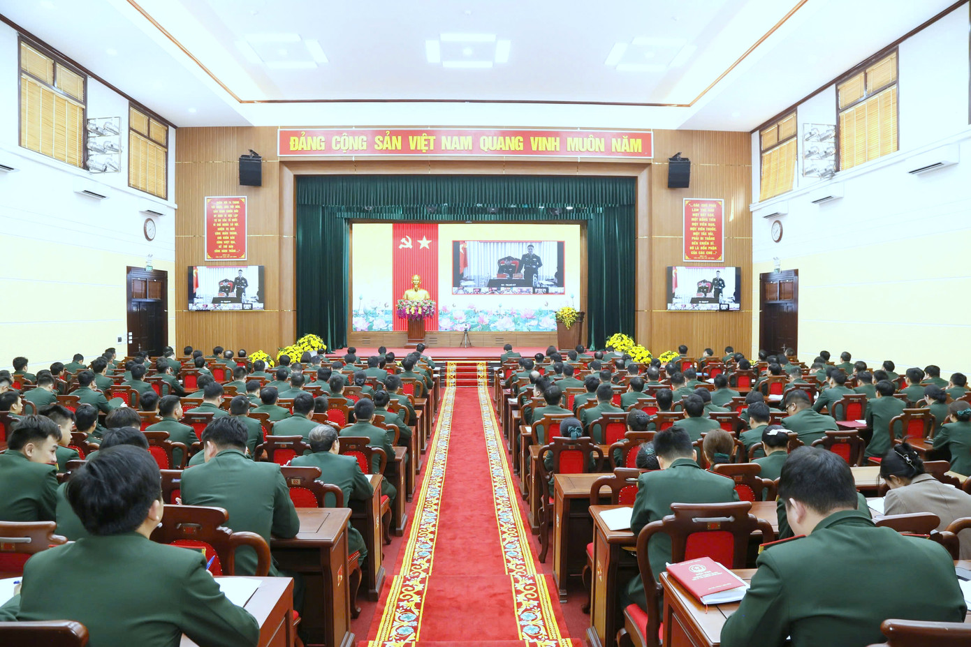 Quang cảnh chương trình Đối thoại Sĩ quan trẻ. Quang cảnh chương trình Đối thoại Sĩ quan trẻ.