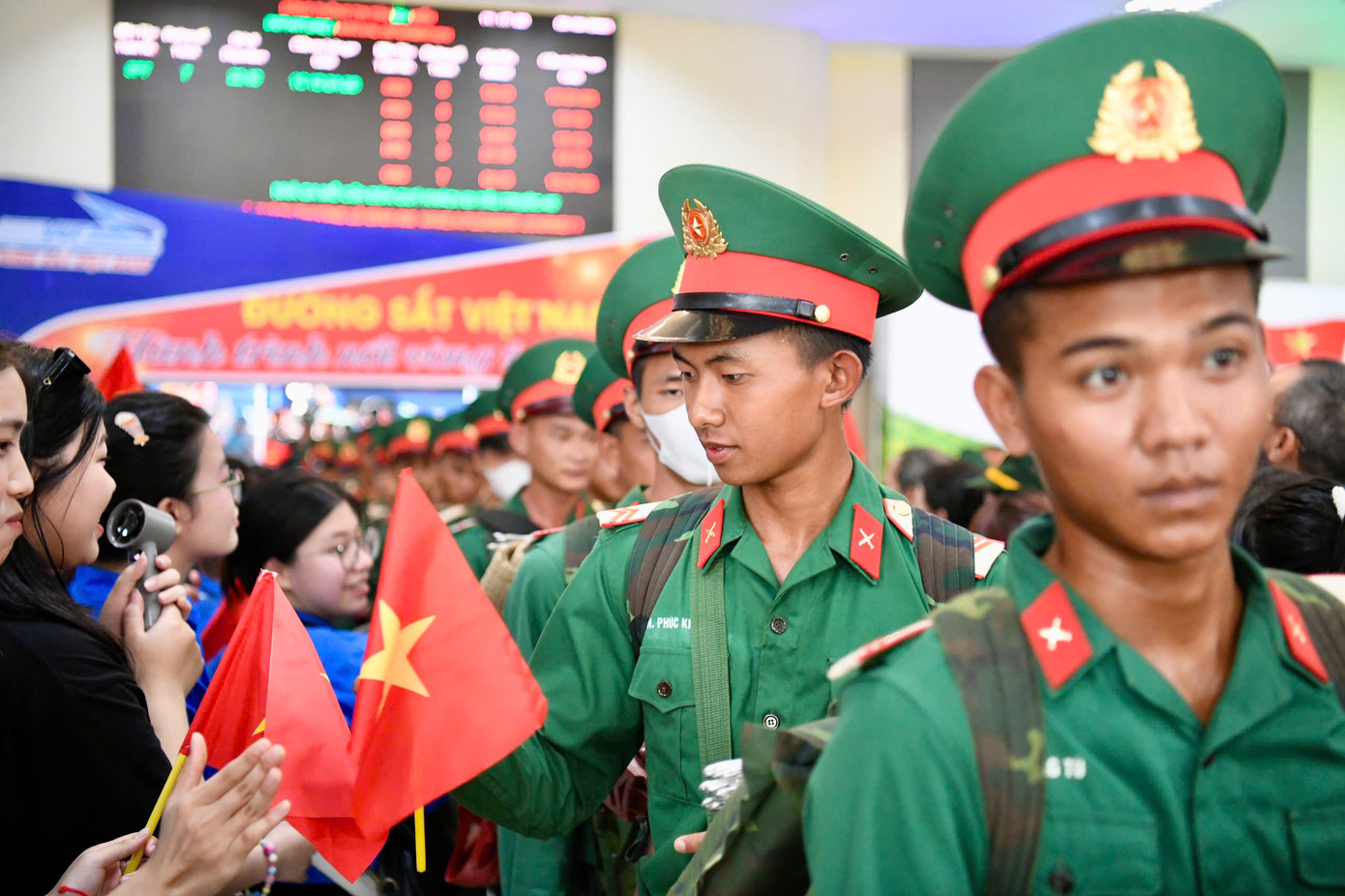 Khuôn viên ga Hà Nội ngập tràn tiếng nói cười, thăm hỏi như đón người thân trở về sau chặng đường xa.