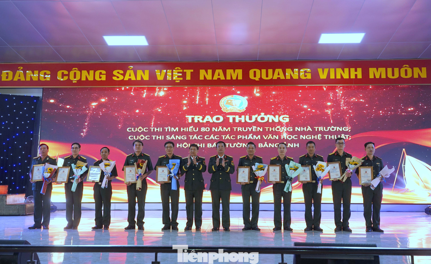 Lãnh đạo Trường Sĩ quan Lục quân 1 trao thưởng các tập thể, cá nhân đoạt giải trong các hội thi, cuộc thi hướng tới chào mừng 80 năm ngày truyền thống nhà trường (15/4/1945 - 15/4/2025).