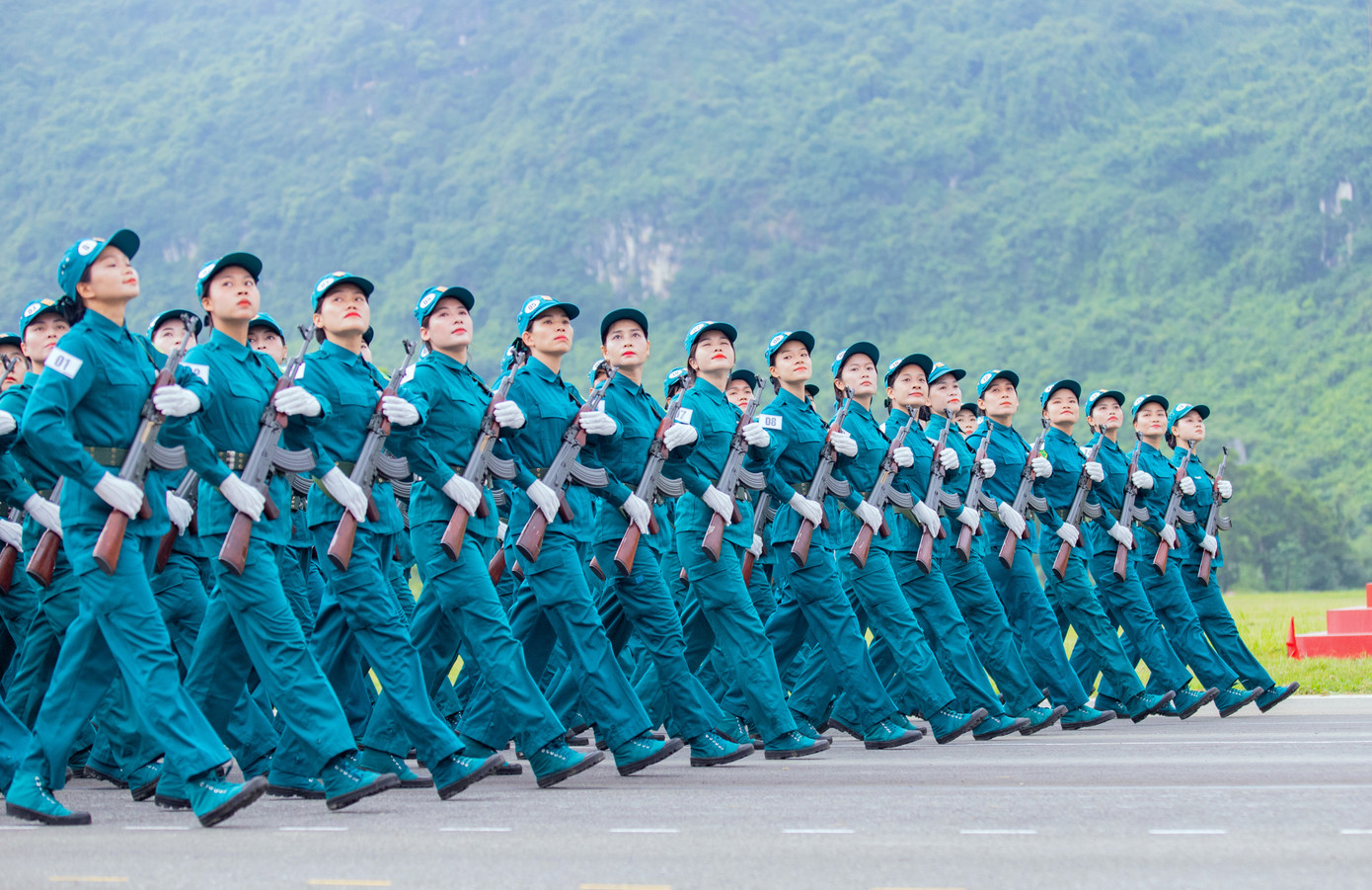 Khối nữ dân quân các dân tộc Việt Nam với những bước chân đều, đẹp tại TB4.