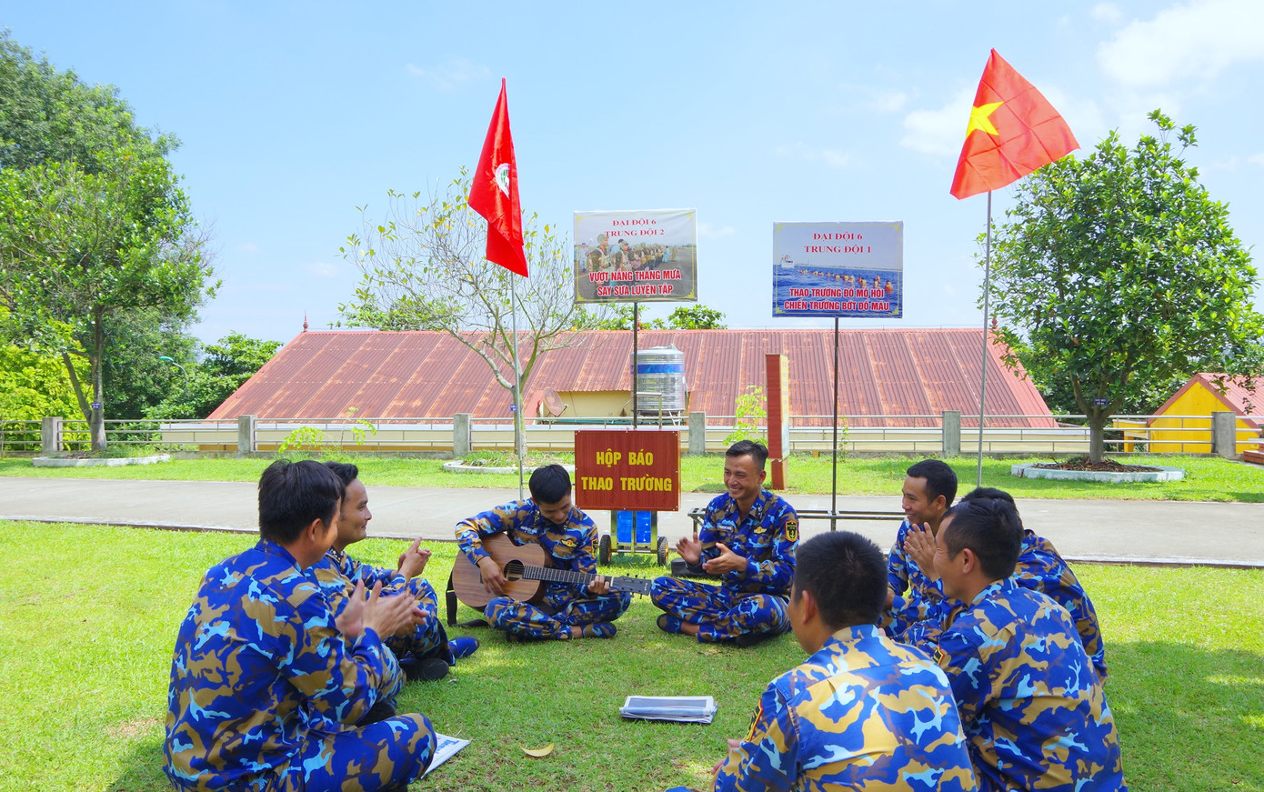 Phút giải lao sau giờ huấn luyện của những chiến binh ở Lữ đoàn Đặc công Hải quân 126.