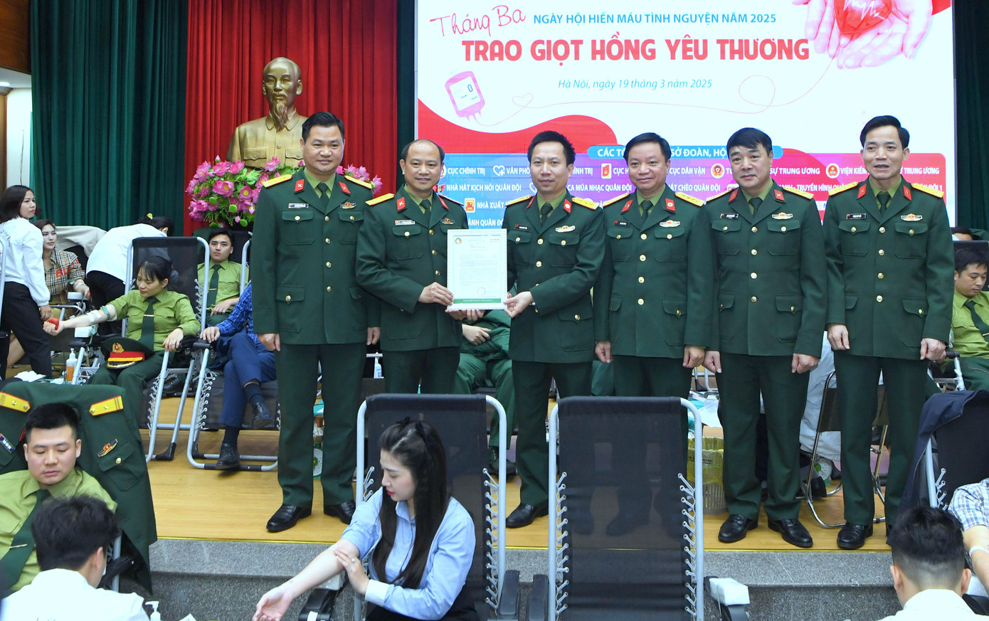 Lãnh đạo Bệnh viện Quân y 103 trao thư cảm ơn tới lãnh đạo Báo QĐND.