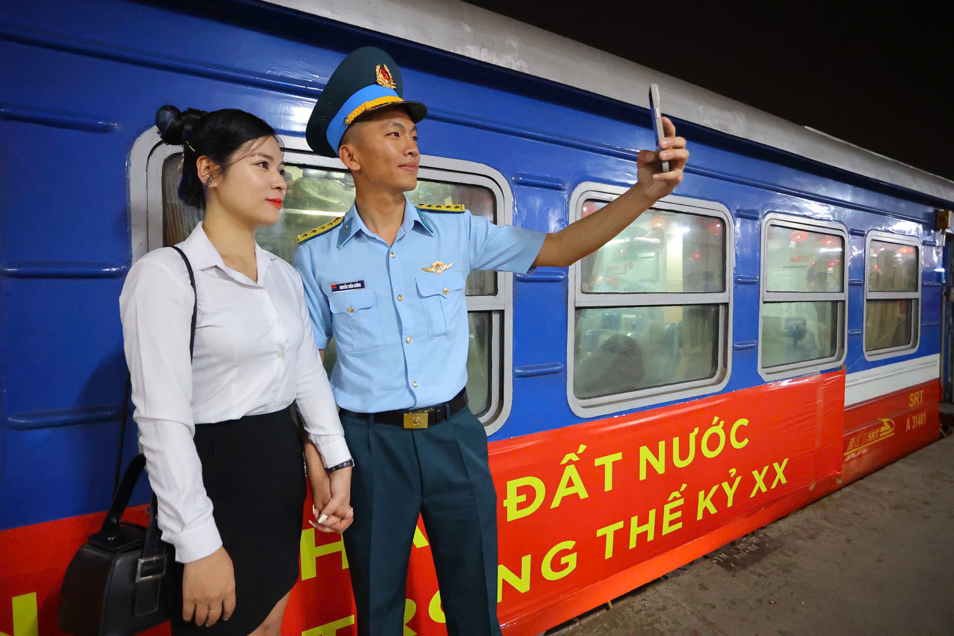 Phút tạm biệt người thân của các quân nhân. Phút tạm biệt người thân của các quân nhân.