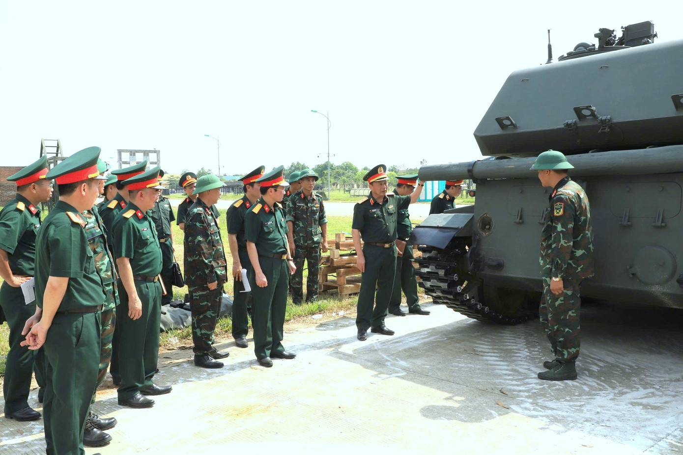 Thiếu tướng Phùng Ngọc Sơn và đoàn công tác tới kiểm tra, động viên cán bộ, chiến sĩ các đơn vị thực hiện nhiệm vụ A80.