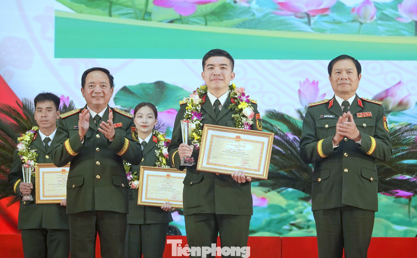 Thượng tướng Trịnh Văn Quyết - Chủ nhiệm Tổng cục Chính trị QĐND Việt Nam và Đại tướng Nguyễn Tân Cương - Tổng Tham mưu trưởng QĐND Việt Nam, Thứ trưởng Bộ Quốc phòng, trao thưởng 10 Gương mặt trẻ tiêu biểu toàn quân 2024. Thượng tướng Trịnh Văn Quyết - Chủ nhiệm Tổng cục Chính trị QĐND Việt Nam và Đại tướng Nguyễn Tân Cương - Tổng Tham mưu trưởng QĐND Việt Nam, Thứ trưởng Bộ Quốc phòng, trao thưởng 10 Gương mặt trẻ tiêu biểu toàn quân 2024.