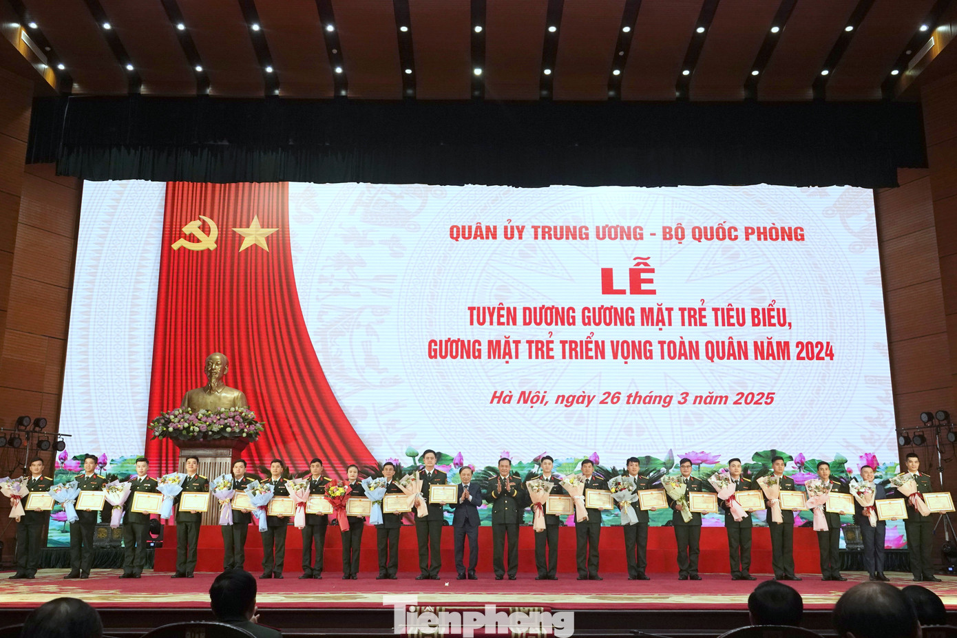 Lãnh đạo Ban Tuyên giáo và Dân vận Trung ương, Bộ Quốc phòng, Bộ Tổng tham mưu, Tổng cục Chính trị và Trung ương Đoàn trao thưởng cho 60 Gương mặt trẻ triển vọng toàn quân năm 2024. Lãnh đạo Ban Tuyên giáo và Dân vận Trung ương, Bộ Quốc phòng, Bộ Tổng tham mưu, Tổng cục Chính trị và Trung ương Đoàn trao thưởng cho 60 Gương mặt trẻ triển vọng toàn quân năm 2024.