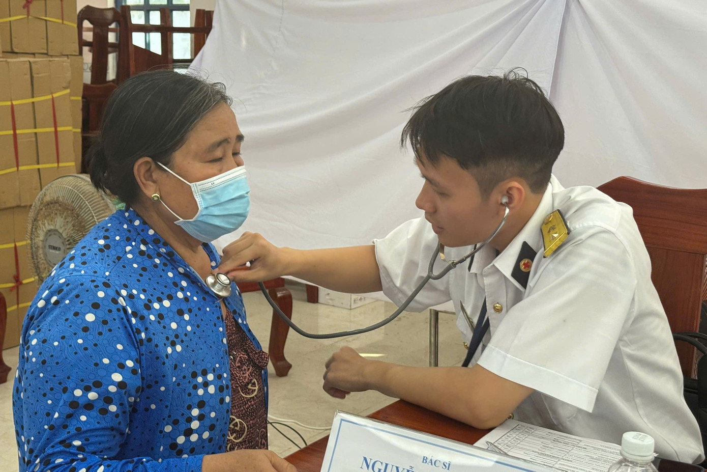 Khám bệnh, cấp thuốc miễn phí cho gia đình khó khăn trên địa bàn đóng quân của Lữ đoàn 962 (Quân khu 9).