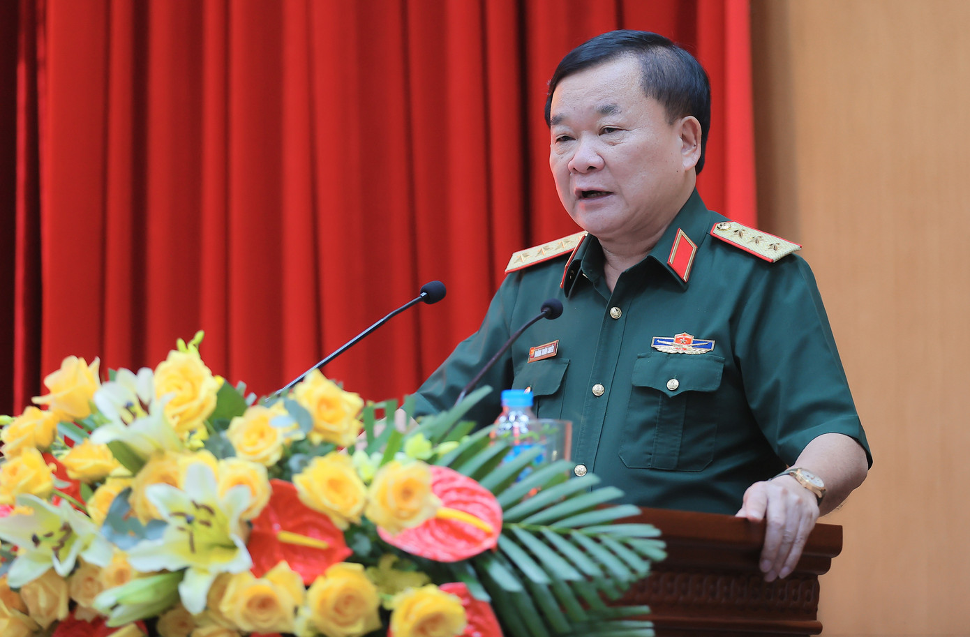 Thượng tướng Hoàng Xuân Chiến - Thứ trưởng Bộ Quốc phòng, phát biểu tại hội nghị.