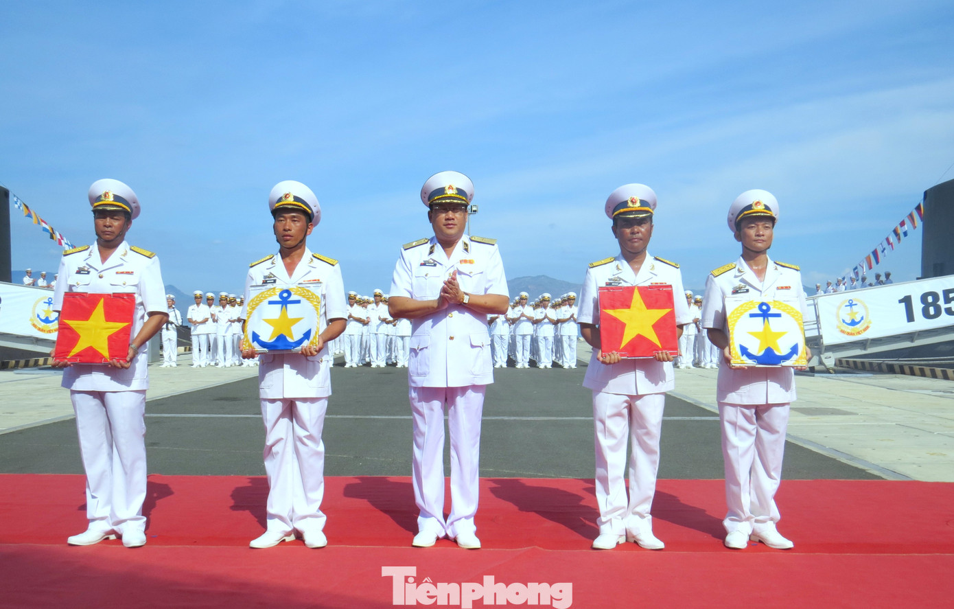 Lễ thượng cờ Tàu ngầm 184 - Hải Phòng và Tàu ngầm 185 - Khánh Hòa, tháng 8/2015.