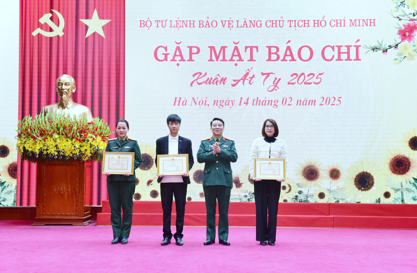 Tại hội nghị, lãnh đạo BTL Bảo vệ Lăng đã trao thưởng các cá nhân có nhiều thành tích trong công tác phối hợp tuyên truyền năm 2024.